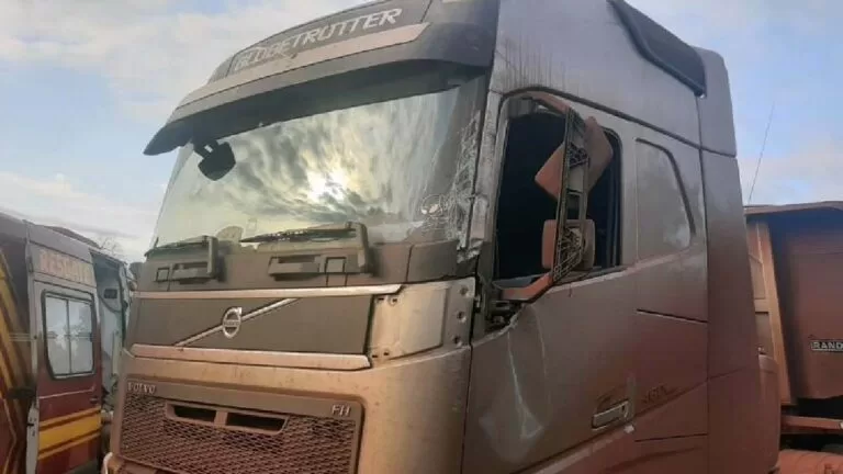 Motorista de caminhão tem mal súbito ao volante e bate em poste de energia em Ladário