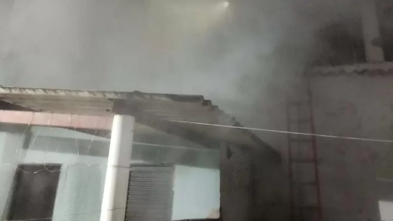 Bombeiros combatem princípio de incêndio em supermercado