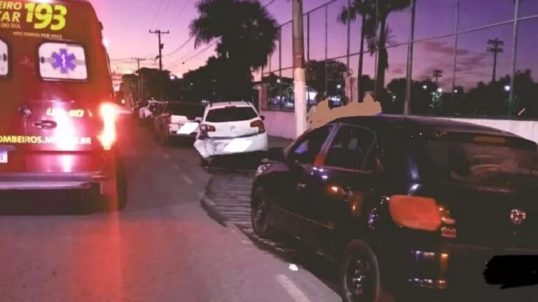 Acidente de trânsito envolve três veículos na rua Porto Carreiro