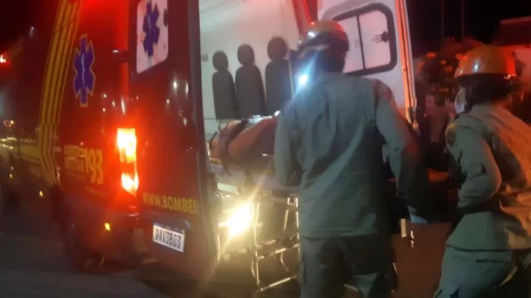 Entregador de moto fica ferido em colisão com carro em Corumbá