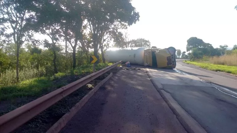 BR-262 será interditada para remoção de carreta que tombou com gás GLP