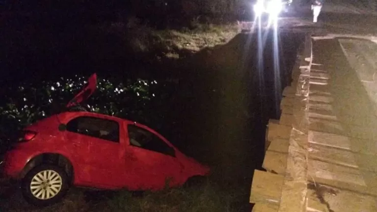 Casal morre afogado após carro cair de ponte em Aquidauana