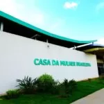 Briga de casal acaba com homem esfaqueado na genitália e mulher com foice na cabeça