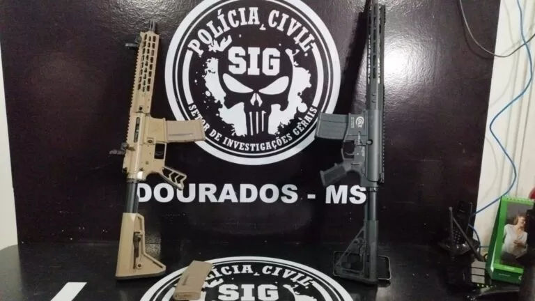 Polícia Civil apreende dois fuzis e drogas em comunidade de Dourados