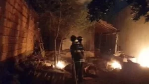 Leia mais sobre o artigo Incêndio destrói cômodo de residência de madeira em Ladário
