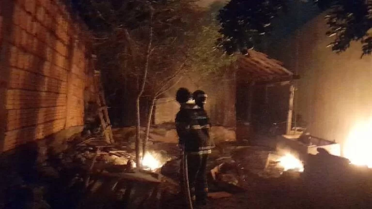 Incêndio destrói cômodo de residência de madeira em Ladário