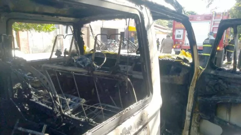Kombi da AGEPEN pega fogo e perde equipamentos de saúde que iriam para Corumbá