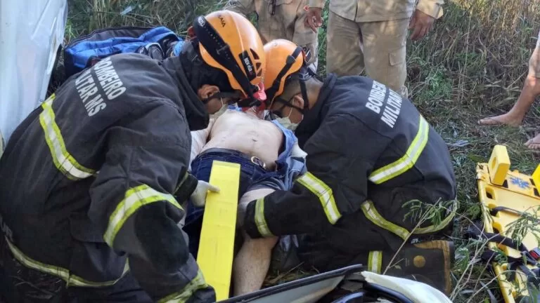 Homem fica ferido após carro cair em ribanceira na BR-262 em Corumbá