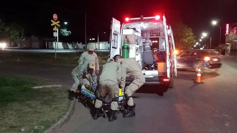 Motociclista sofre queda após atropelar cachorro na Avenida Gaturama
