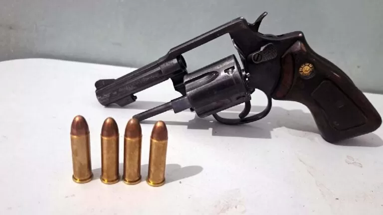 Homem é preso por porte ilegal de arma de fogo após disparo em Corumbá