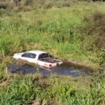 Bombeiros são acionados após caminhonete sair da pista e cair em área alagada na BR-262