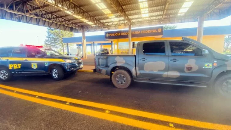 PRF prende dupla em caminhonete falsa do exército carregada com maconha
