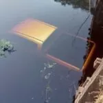 Caminhonete cai de ponte na Estrada Parque e mobiliza equipe dos Bombeiros