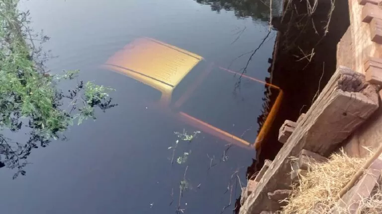 Caminhonete cai de ponte na Estrada Parque e mobiliza equipe dos Bombeiros