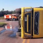 Carreta que transportava maquinário agrícola tomba no Anel Viário de Corumbá