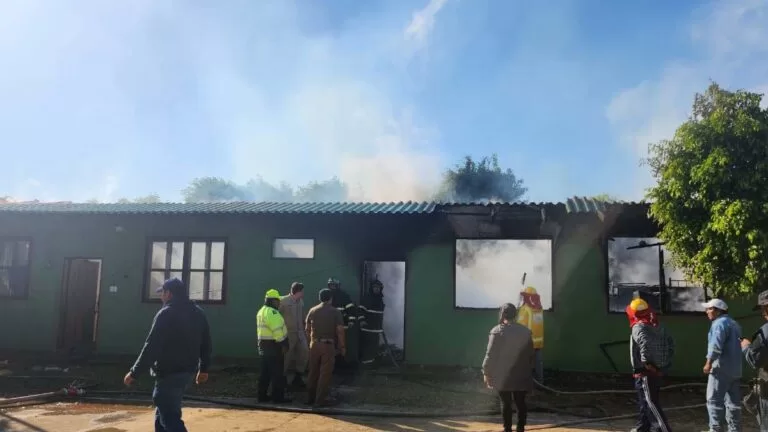 Bombeiros são acionados para controlar incêndio em delegacia de Puerto Quijarro