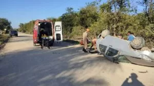 Leia mais sobre o artigo Jovens ficam feridos após carro capotar na área rural de Corumbá