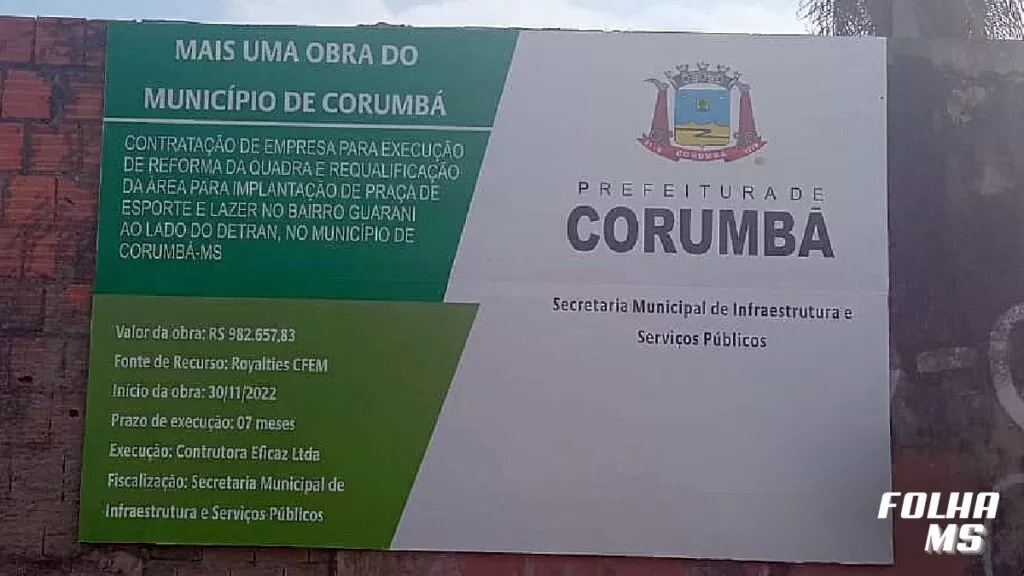 Placa instalada anuncia "Mais uma obra da Prefeitura de Corumbá" 