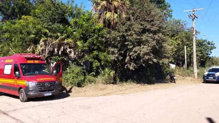 Familiares encontram homem morto em casa ao retornarem da igreja em Ladário