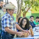 Cria do Pantanal, mestre Sebastião ensina viola de cocho por todo MS