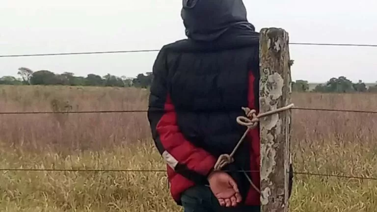 Moradores capturam e amarram homem acusado de roubar veículos na fronteira de MS