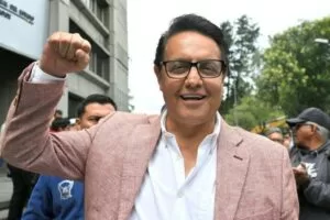 Leia mais sobre o artigo Candidato a presidência do Equador é morto a tiros