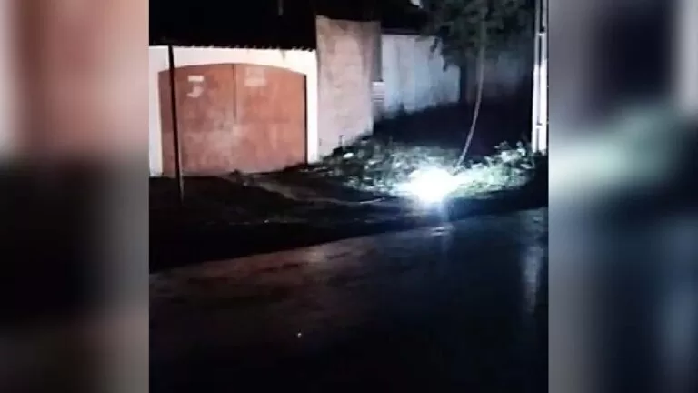 Cabo de alta tensão se solta e causa risco de acidentes em bairro de Corumbá