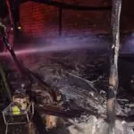 Bombeiros combatem incêndio em casa no bairro Jatobazinho