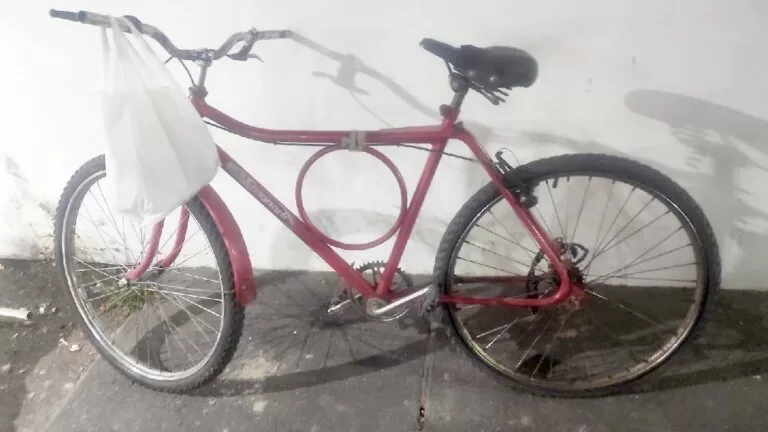 Mulher é detida pela PM acusada de roubar bicicleta e agredir vítima com faca