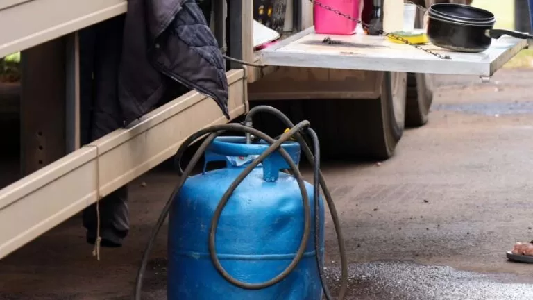Caminhoneiro sofre queimaduras ao preparar almoço em posto de combustível