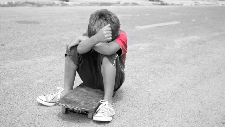 Mulher agride o filho com pedaço de madeira e tenta afogá-lo em máquina de lavar