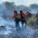 Bombeiros controlam incêndio florestal em Bonito