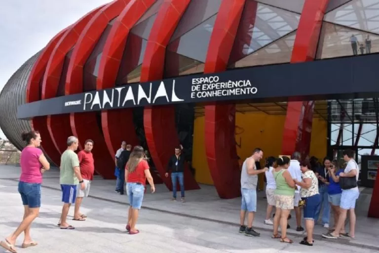 Descubra o Bioparque Pantanal em Campo Grande, o maior aquário de água doce do mundo. Guia completo para agendamento, atrações e visitação gratuita.