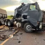 Caminhoneiro morre em acidente com duas carretas na BR-376