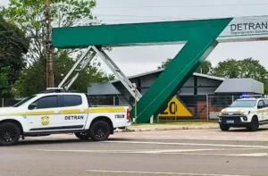 Leia mais sobre o artigo Detran envia equipes para reparar semáforos afetados pelo temporal em Corumbá