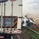 Motorista sobrevive a acidente impressionante entre três carretas na BR-267 | vídeo