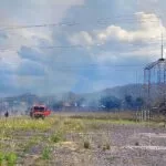 Bombeiros combatem incêndio em vegetação próximo à subestação de energia em Corumbá