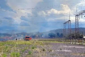 Leia mais sobre o artigo Bombeiros combatem incêndio em vegetação próximo à subestação de energia em Corumbá