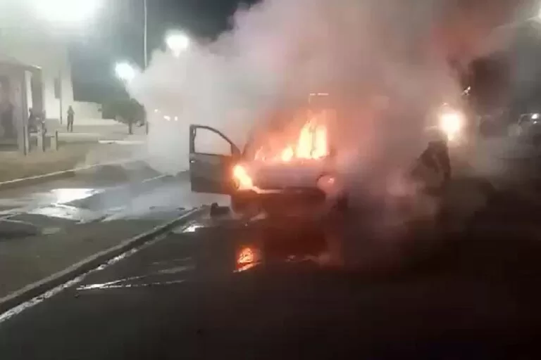 Carro tem perda total após pegar fogo em Ladário