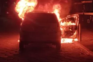 Leia mais sobre o artigo Incêndio em veículo na região central de Corumbá mobiliza equipe do Corpo de Bombeiros