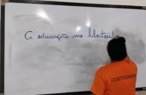 Leia mais sobre o artigo Na prisão, Luiza encontrou oportunidade de recomeço e se tornou a primeira entre os irmãos a concluir Ensino Médio
