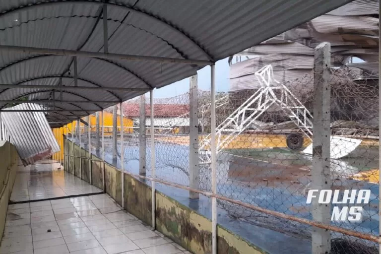 Vereadora cobra providências para reativação de quadra escolar destruída em temporal em Corumbá