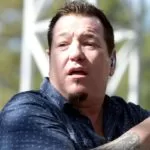 Morre Steve Harwell, ex-vocalista do Smash Mouth, aos 56 anos