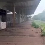 Abandonado, prédio da antiga estação vira deposito de lixo e fogo mobiliza bombeiros