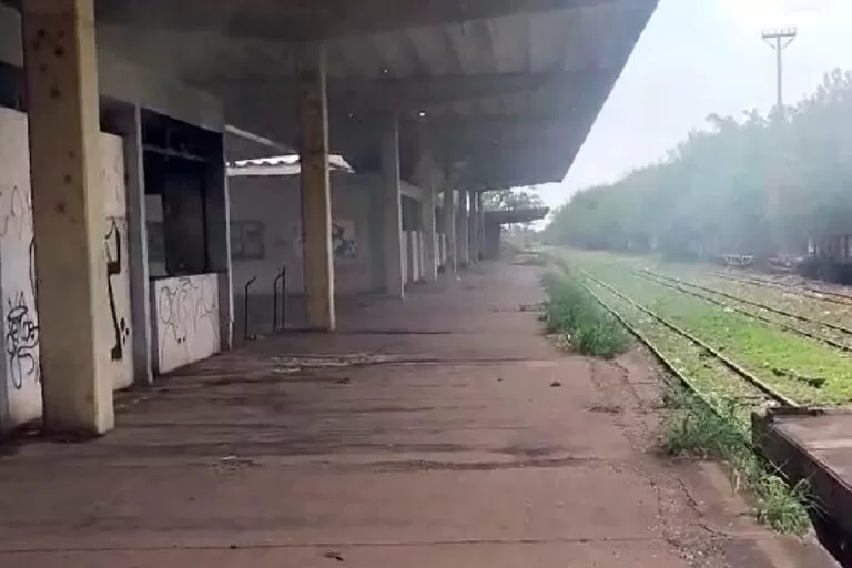 Abandonado, prédio da antiga estação vira deposito de lixo e fogo mobiliza bombeiros