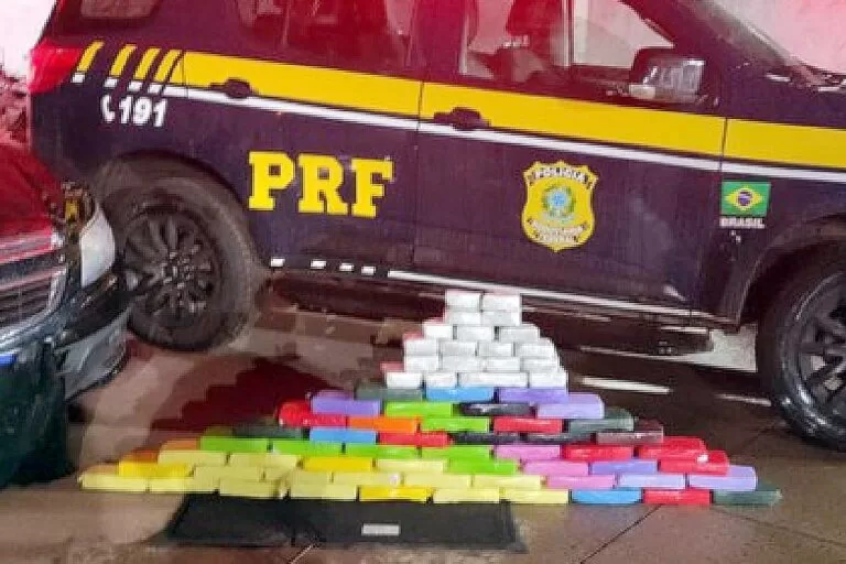 Condutor é detido pela PRF após tentar fugir com 64 kg de cocaína em carro