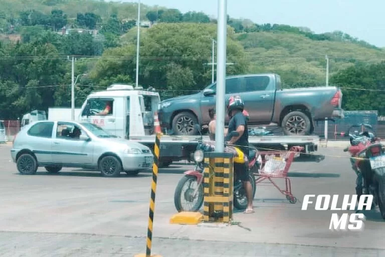 Força Tática localiza caminhonete furtada em estacionamento de supermercado