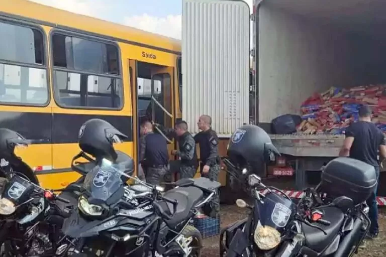 Quadrilha é presa com 1 tonelada de maconha em ônibus escolar em Terenos | vídeo