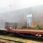 Bombeiros combatem incêndio em vegetação próximo da antiga estação