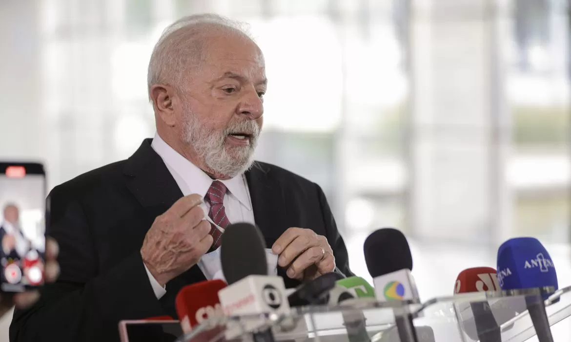 Você está visualizando atualmente Lula deixa hospital em Brasília após cirurgia